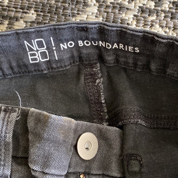 Black skinny jeans from NO BOUNDARIES - Picture 4 of 4